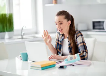 Online İngilizce Kursu ile Akıcı Konuşulur mu? Ekran Karşısında Dil Çözülür mü?