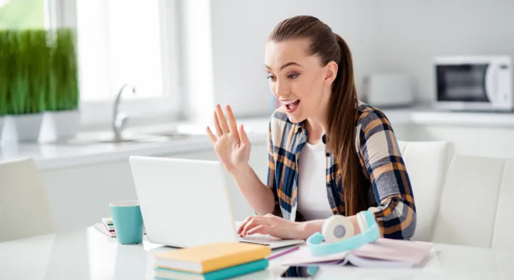 Online İngilizce Kursu ile Akıcı Konuşulur mu? Ekran Karşısında Dil Çözülür mü?